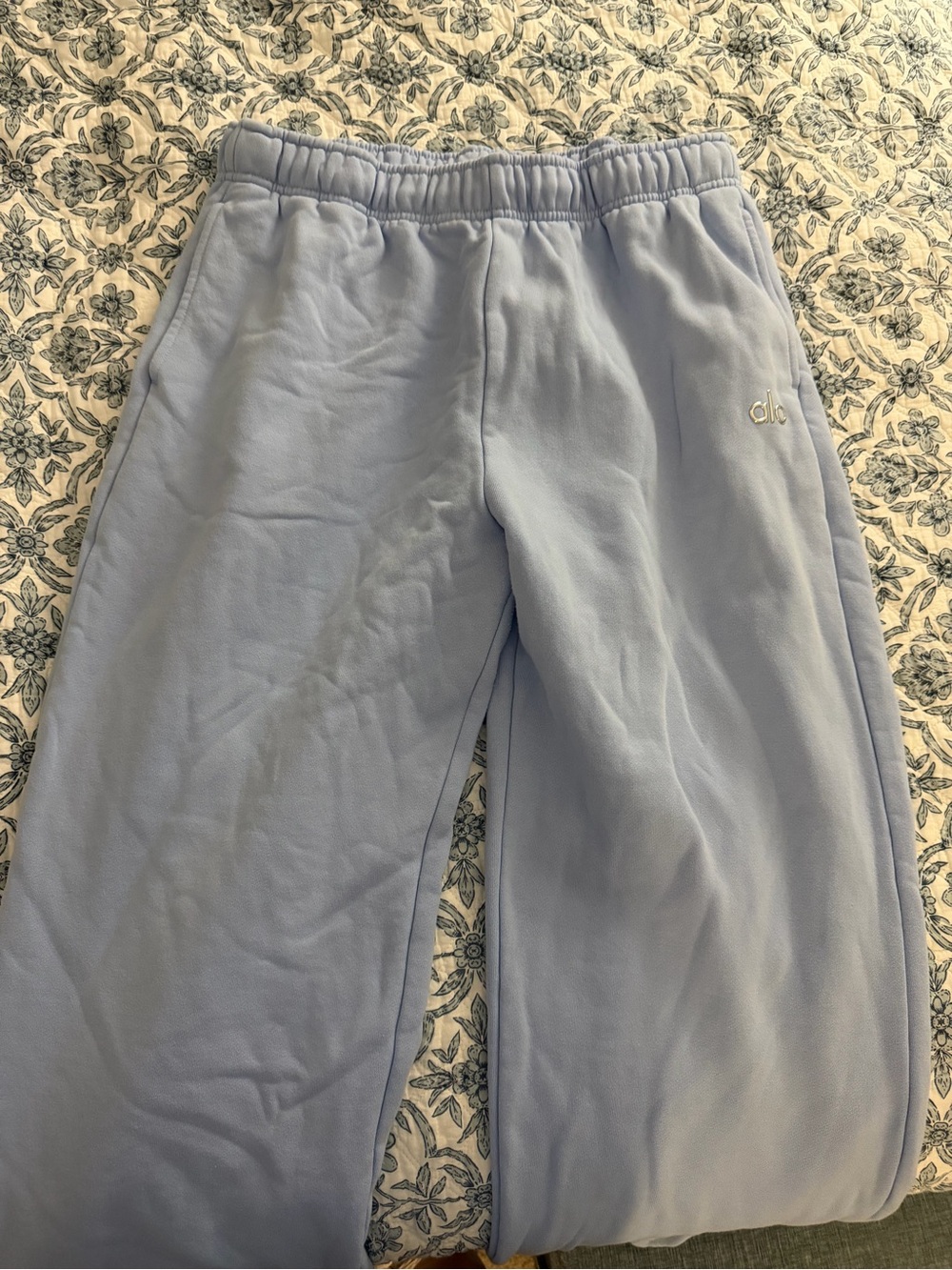 ALO Yoga Accolade Straight Leg Sweatpants in Seashell Blue